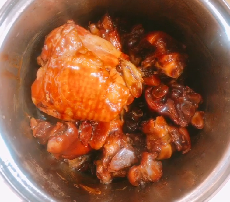 蹄焖鸡,烹饪过程完全不用看管,等着烹饪时间结束就好啦~
最后程序开始自动收汁,可以把汤汁收到黏黏糊糊的时候自动停火,确保汤中游离的营养精华都均匀的裹在每块肉上。
收汁结束后就可以搅拌出锅啦~