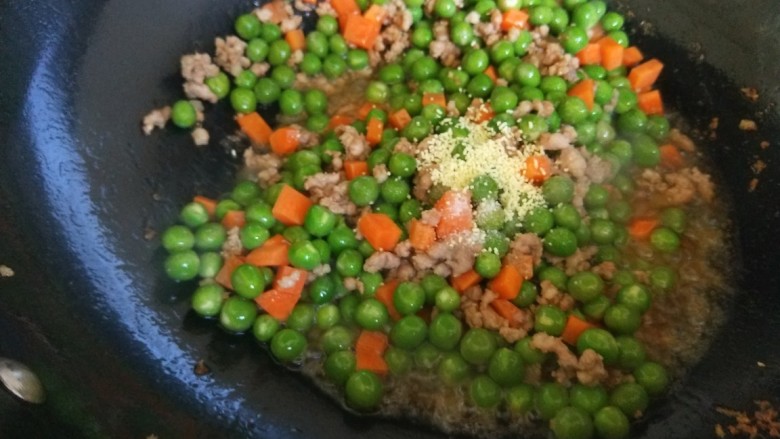 豌豆炒肉末 新文美食,加入适量盐,<a style='color:red;display:inline-block;' href='/shicai/ 756'>鸡精</a>炒均匀即可出锅。