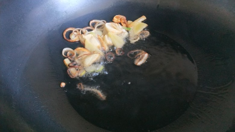豌豆炒肉末 新文美食,炒制黄色捞出来留下底油。