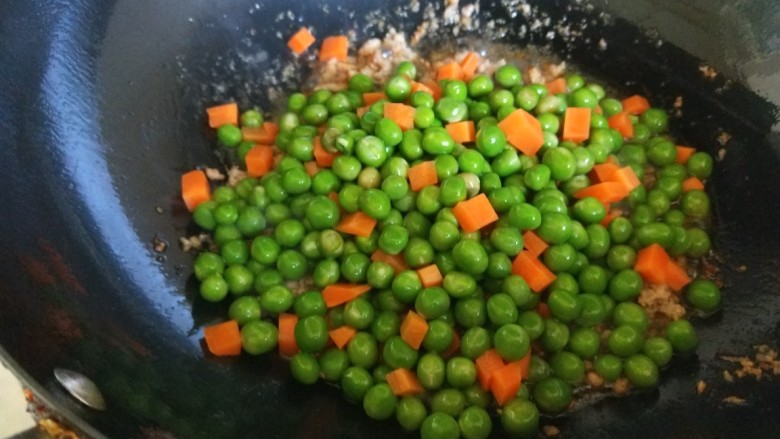豌豆炒肉末 新文美食,倒入豌豆炒均匀。