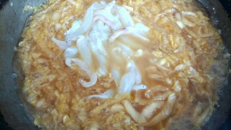银鱼酸菜粉丝汤,烧开后,放入银鱼