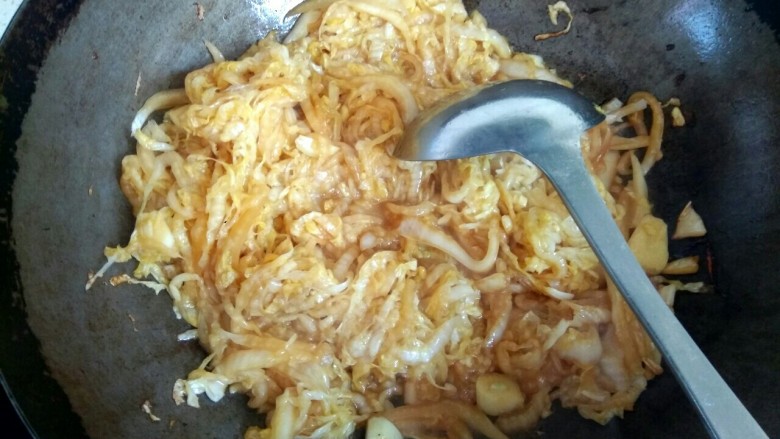 银鱼酸菜粉丝汤,翻炒四五分钟,使酸菜熟烂