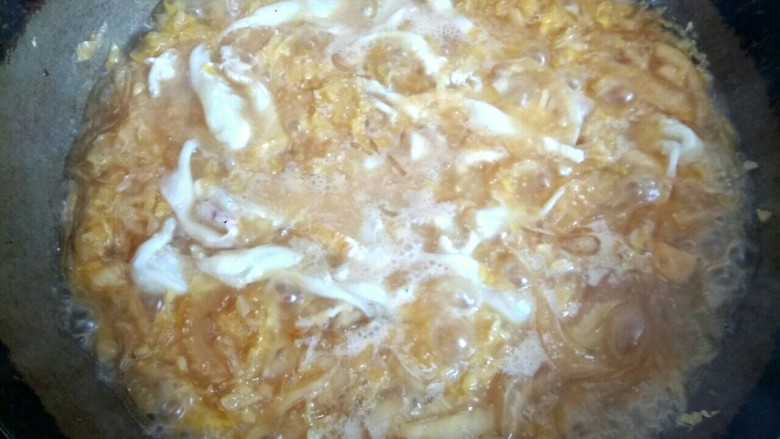 银鱼酸菜粉丝汤,加入适量盐,烧开,使银鱼由透明变成白色