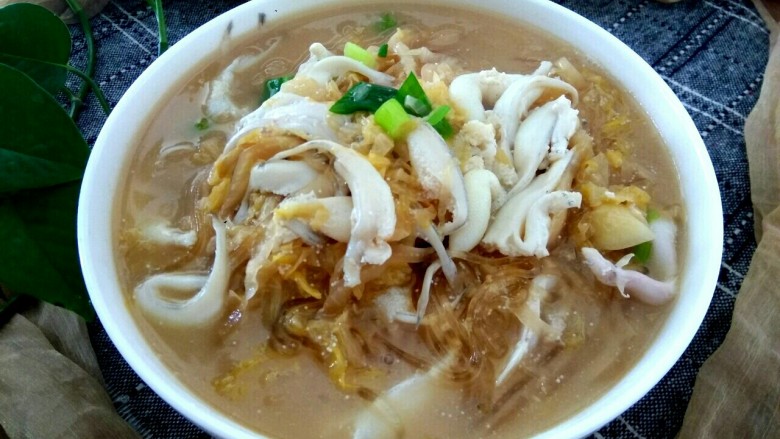银鱼酸菜粉丝汤,淋入适量<a style='color:red;display:inline-block;' href='/shicai/ 847'>香油</a>调味,也可加入适量味精