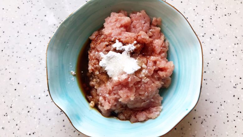 肉沫辣椒炒地衣,加少许料酒,生抽,一丢丢淀粉,一丢丢细砂糖,几滴食用油