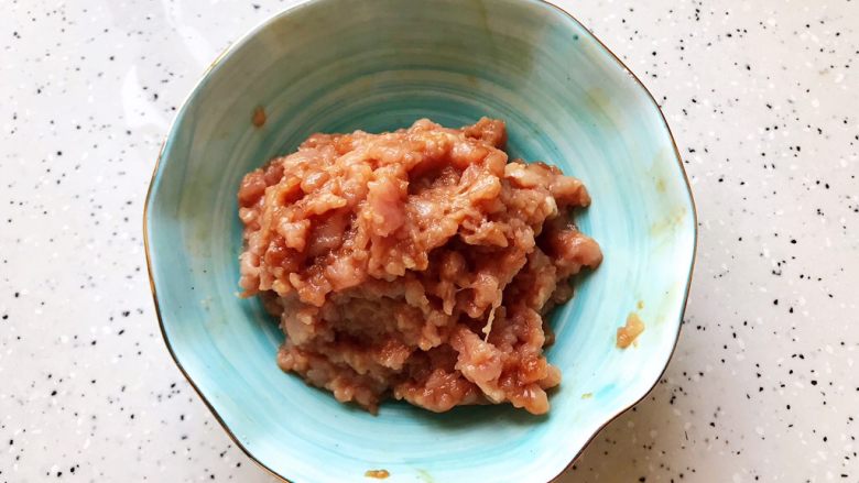 肉沫辣椒炒地衣,抓均匀,腌制,备用