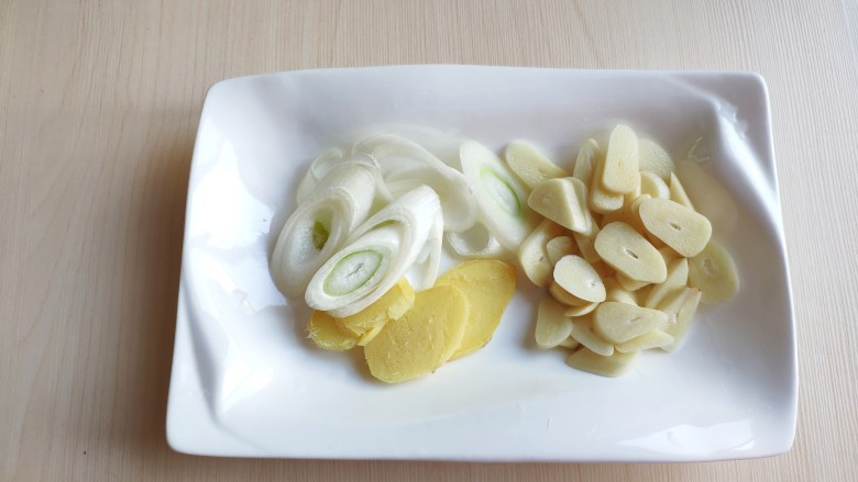 豆豉带鱼(不腥的窍门),切好葱、姜、蒜。