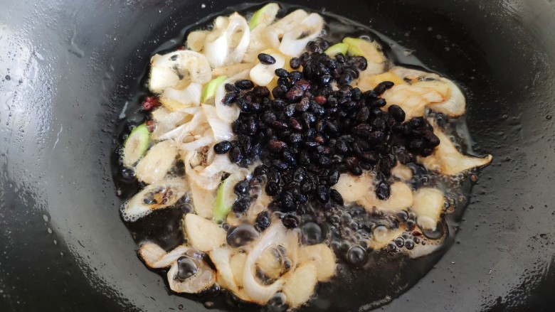 豆豉带鱼(不腥的窍门),然后加入豆豉炒香。