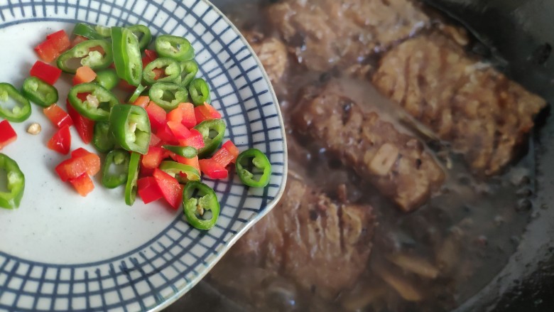 豆豉带鱼(不腥的窍门),最后倒入青红椒粒。