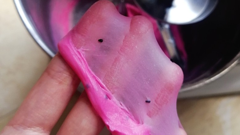 超级软绵的火龙果吐司(一次发酵),一档揉至黄油全部吸收,转3档揉至完全阶段(能扯出手套膜)