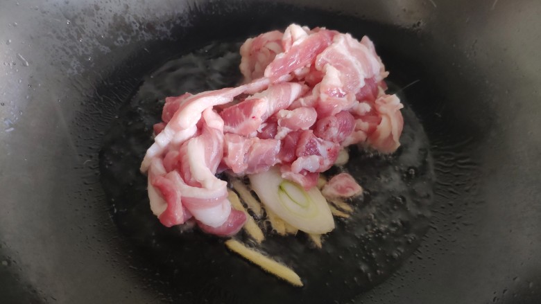 酱爆香菇木耳肉片,然后加入五花肉片,翻炒至肉片变白。