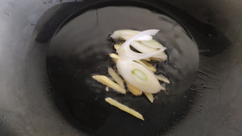 酱爆香菇木耳肉片,炒锅油热后,放入葱姜翻炒爆香。