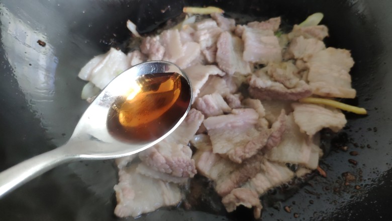 酱爆香菇木耳肉片,当看到肉片变白后,加入<a style='color:red;display:inline-block;' href='/shicai/ 718'>料酒</a>继续翻炒。