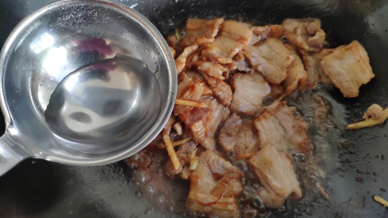酱爆香菇木耳肉片,这时可加入少许的热水,既防止糊锅炒出的肉片也更嫩。