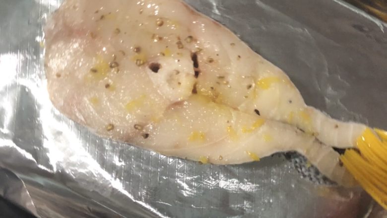 柠香烤鳕鱼,这时候上下火180度预热烤箱十分钟,鳕鱼放入烤盘