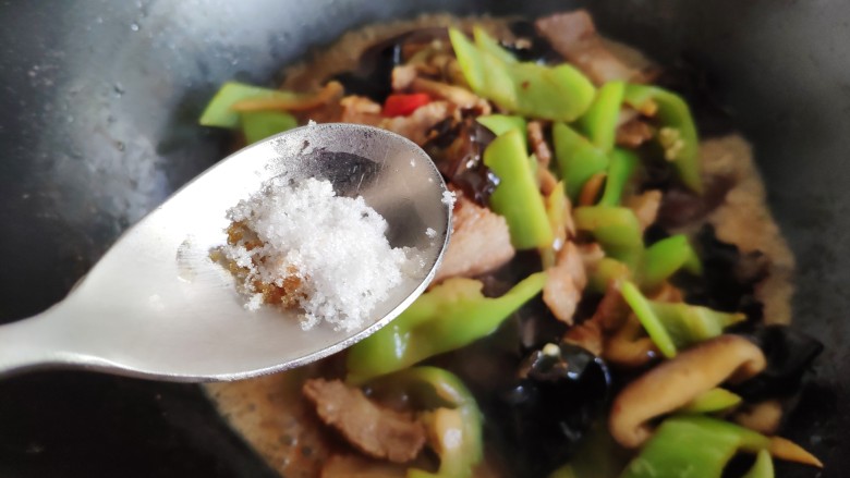 酱爆香菇木耳肉片,然后加入白<a style='color:red;display:inline-block;' href='/shicai/ 10588'>糖</a>,大火快速翻炒均匀后关火。