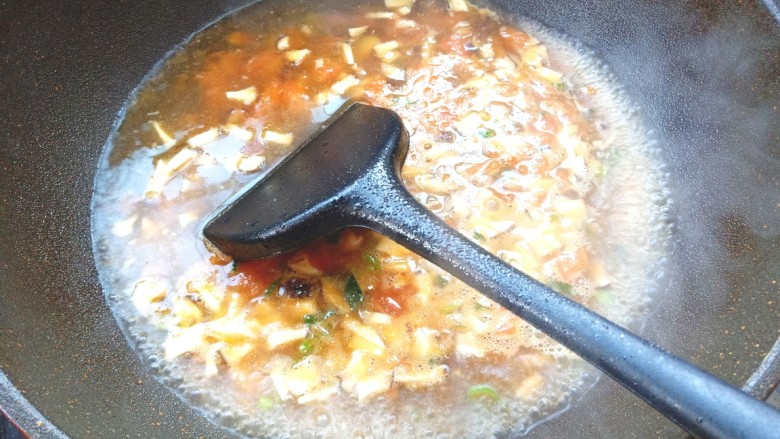 土豆疙瘩汤,加入适量的水,倒入不锈钢锅中