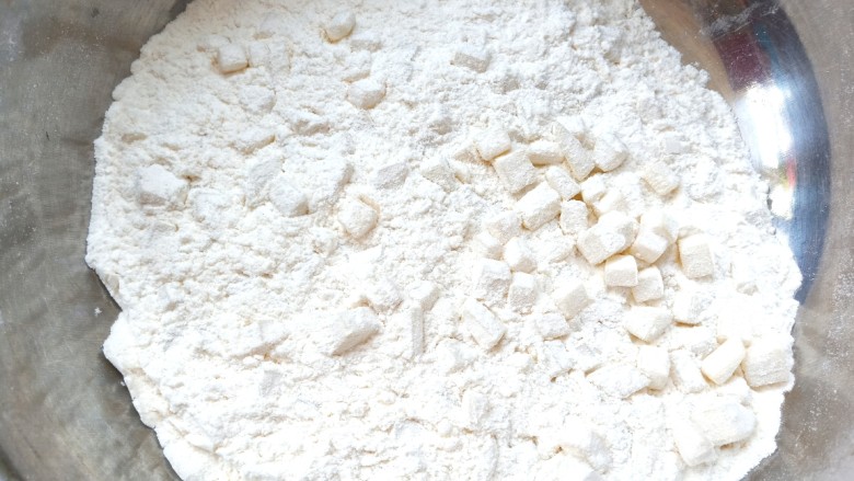 土豆疙瘩汤,土豆沾好面粉,用筛子过滤出面粉。