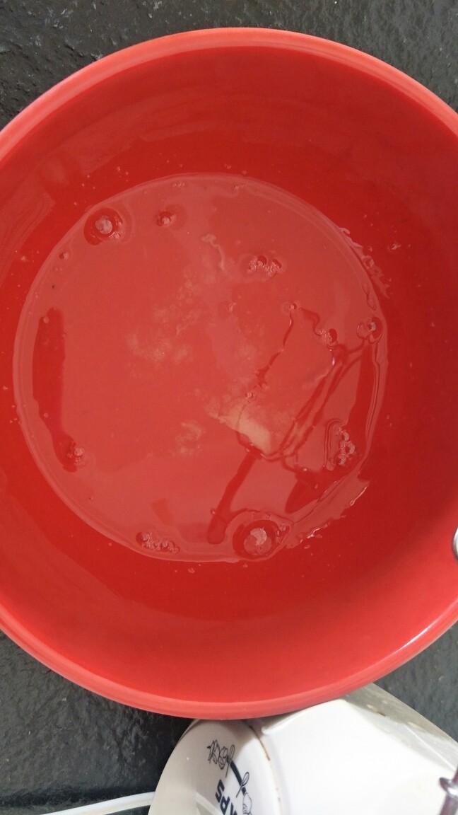 贺寿双层蛋糕(10+6寸),【6寸】制作海绵蛋糕,蛋清放入碗中。