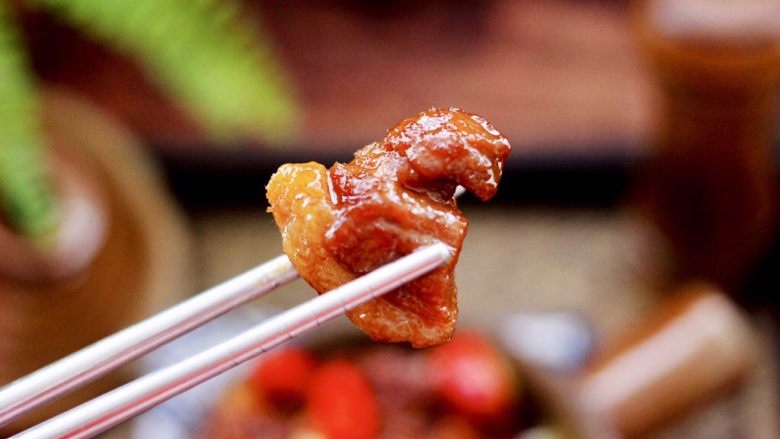 红烧牛肉炖大蒜,啦啦啦,香味浓郁又蒜香味扑鼻的红烧牛肉炖大蒜就出锅咯,吃上一口太爽了。