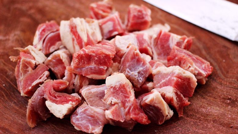 红烧牛肉炖大蒜,把<a style='color:red;display:inline-block;' href='/shicai/ 216'>牛肉</a>洗净后,用刀切成小块。