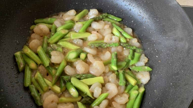 芦笋炒虾仁,炒匀即可!