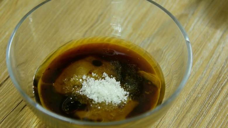 茼蒿这样拌一下真的很好吃,一整盘都被我承包了,碗中加入芝麻酱、香油、生抽、醋、糖,拌匀备用。
。