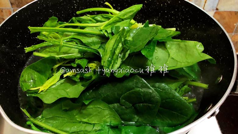 蚝油蒜香菠菜,锅中注入适量的清水,大火烧开,然后加入几滴油和1小勺盐,然后倒入菠菜,把菠菜烫软,捞出过一下冷水,装入稍微大点的碗中备用。