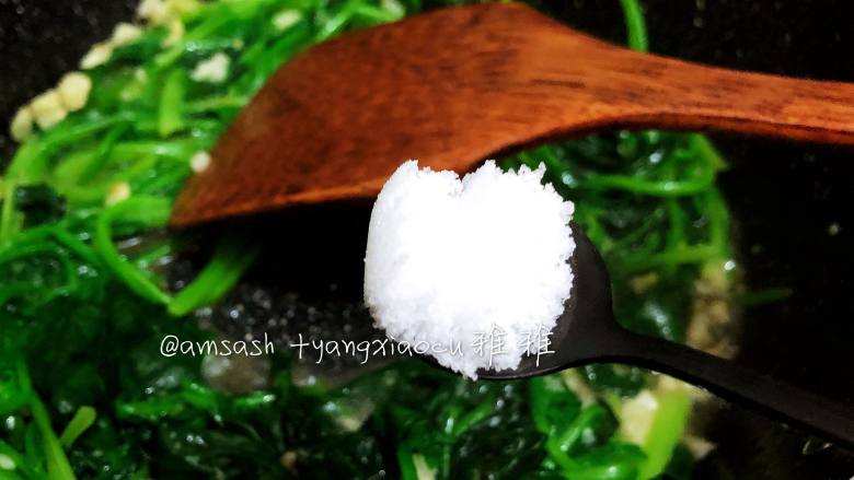蚝油蒜香菠菜,加入适量的盐,咸淡按个人的口味调整