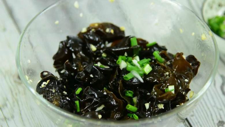 爽口开胃小菜,超快手零失败,拌匀再撒少许葱花即可。