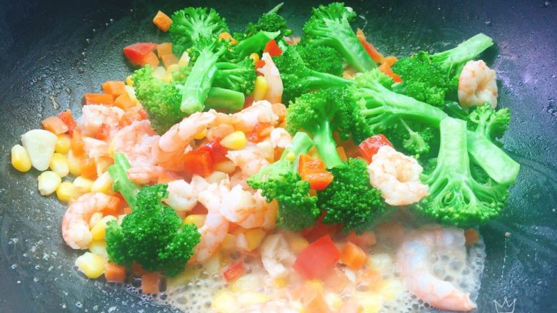 胡萝卜玉米炒虾仁,陆续加入西兰花,加入适量盐