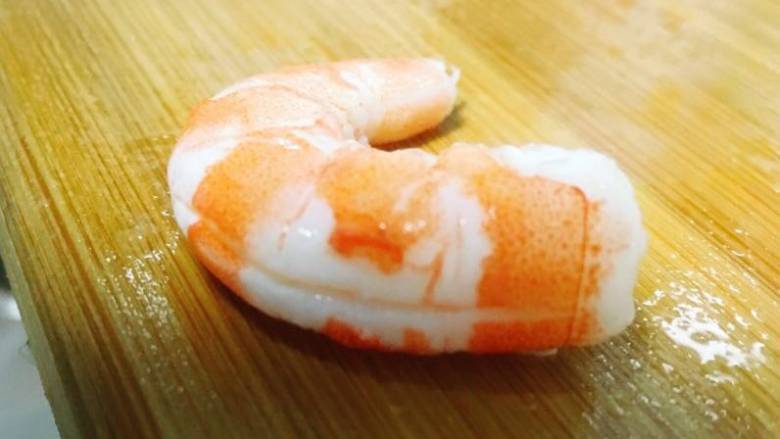 广式菠萝炒虾仁,去虾线,沸水,快速冷水可以更加鲜脆下锅更快,(这里是个人口味,也可以不沸水)