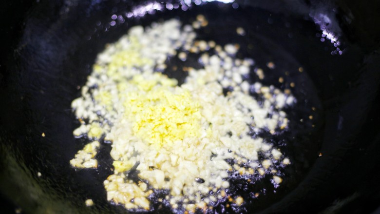 辣炒花蛤,热锅热油,加入姜蒜爆香。