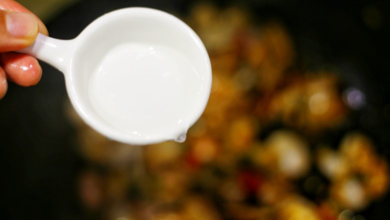 辣炒花蛤,1勺料酒翻炒均匀,然后盖上锅盖焖2分钟至花蛤全部张开使其更加入味。