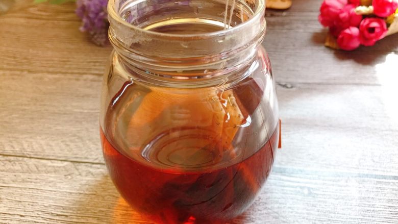 黑糖珍珠奶盖奶茶,<a style='color:red;display:inline-block;' href='/shicai/ 914'>红茶</a>两包,泡在热水中,泡至茶浓再捞出茶包。