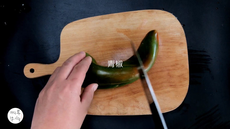 视频|腐竹烧松茸|牛佤松茸食谱,把<a style='color:red;display:inline-block;' href='/shicai/ 61'>青椒</a>切丁,备用。