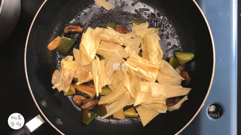 视频｜腐竹烧松茸｜牛佤松茸食谱,放入青椒和腐竹，添入适量<a style='color:red;display:inline-block;' href='/shicai/ 721'>蚝油</a>和<a style='color:red;display:inline-block;' href='/shicai/ 692'>酱油</a>，炒匀。