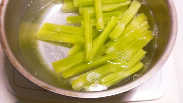 椒香杏鲍菇笋条#爽口凉菜#,放入笋条汆烫 快速捞出