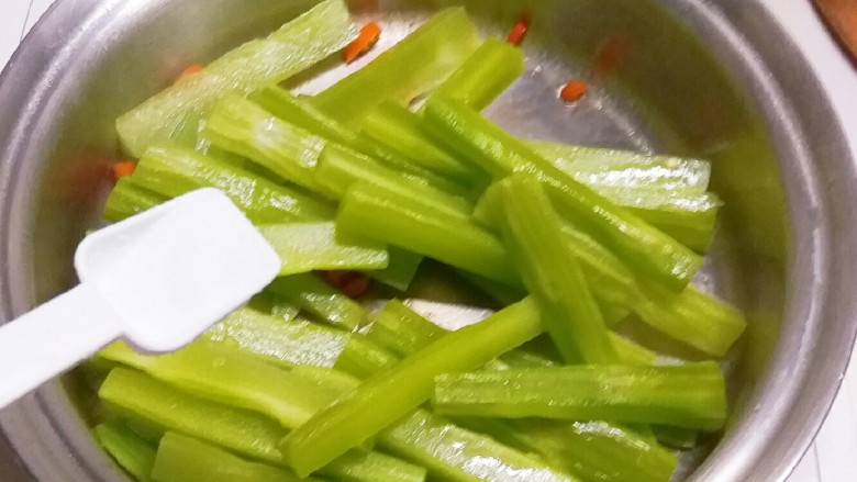 椒香杏鲍菇笋条#爽口凉菜#,放入2克盐 糖入味 快速翻炒出锅