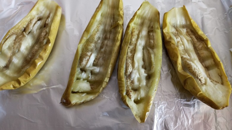 蒜香烤茄子,茄子取出对半切开,烤盘铺上锡纸。放在烤盘上