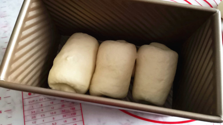 植物油版吐司,摆放在吐司盒里,进行二次发酵,