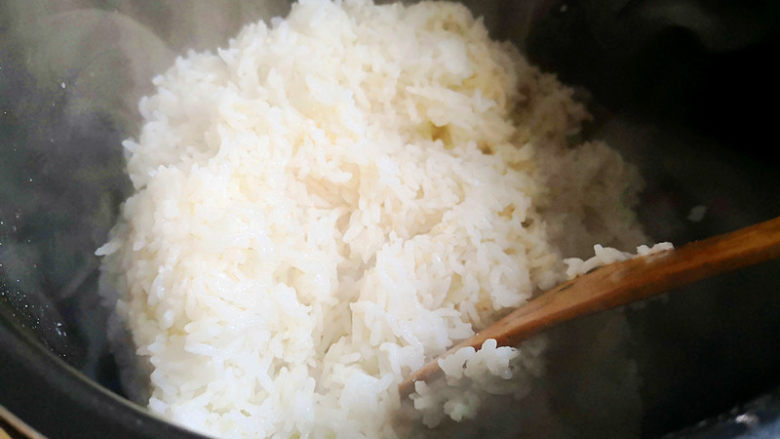海苔饭团,煮熟的大米饭带着大米的香气,很好闻,