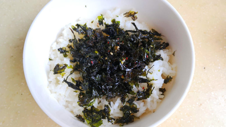海苔饭团,加入适量的<a style='color:red;display:inline-block;' href='/shicai/ 279'>海苔</a>搅拌均匀,