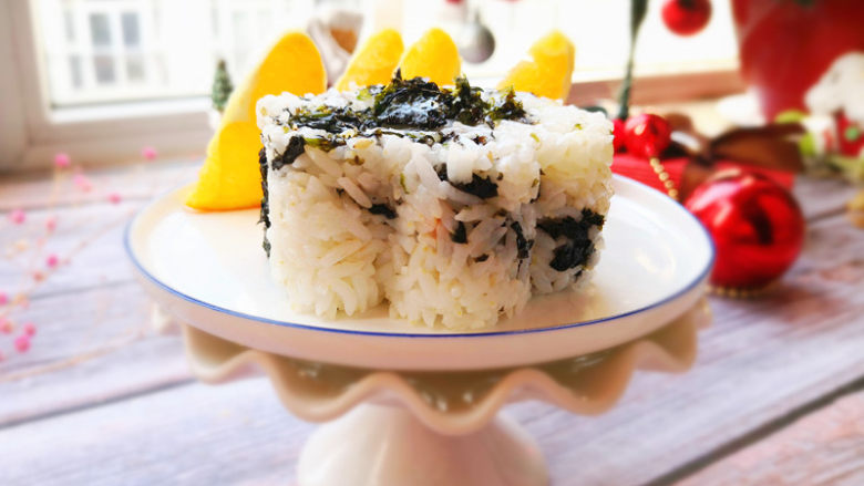 海苔饭团,在饭团上面再撒一点海苔,