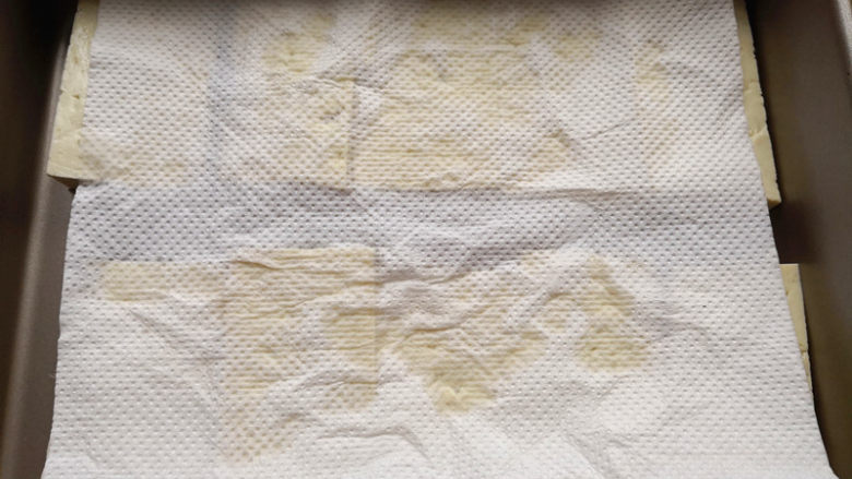 烤豆腐,再用厨房用纸吸去表面多余的水分,