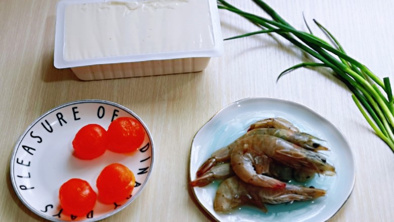 咸蛋黄虾仁豆腐,准备食材,量可以增减。
