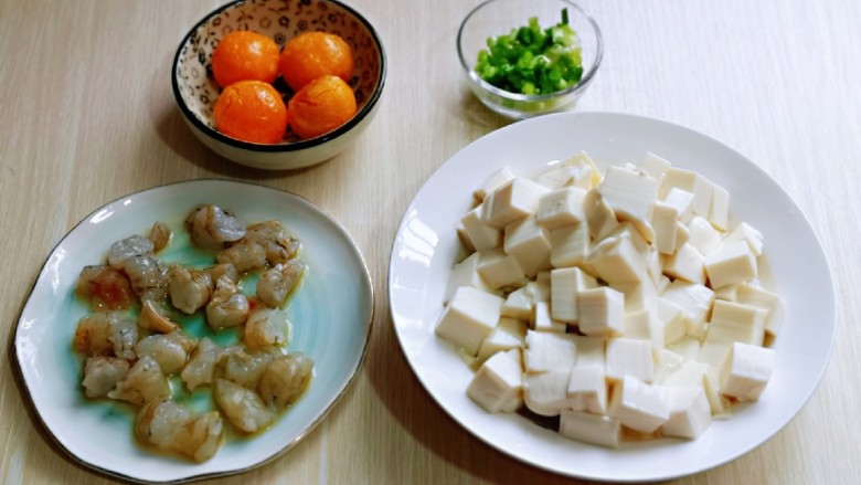 咸蛋黄虾仁豆腐,<a style='color:red;display:inline-block;' href='/shicai/ 157'>小葱</a>去皮切葱花,蒜去皮切碎,准备工作完成。
