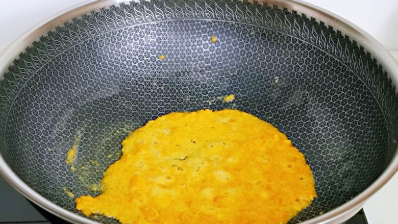 咸蛋黄虾仁豆腐,起油锅加入烤过的蛋黄,用铲子铲碎,成蛋黄酱状即可,盛出备用。(烤过蛋黄口感特别香,而且非常容易炒碎,没有块状)
