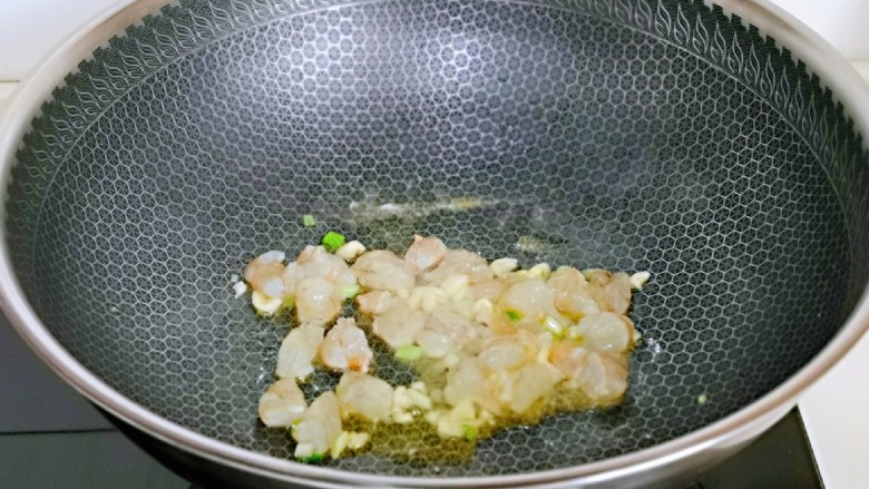 咸蛋黄虾仁豆腐,加入腌制好的虾仁,煸炒至虾仁变色。