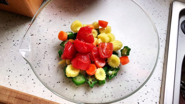 健康美味の鸡胸肉果蔬沙拉,小番茄切碎